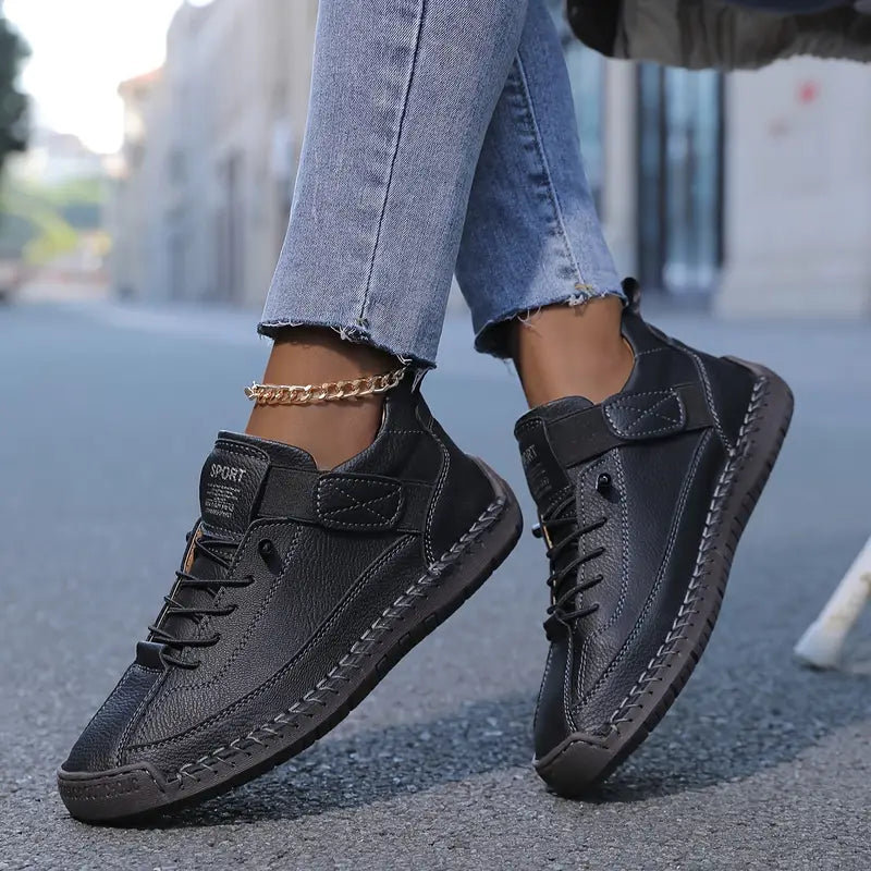 Hollis sneakers in black, worn with jeans, side view