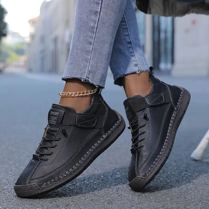 Hollis sneakers in black, worn with jeans, side view